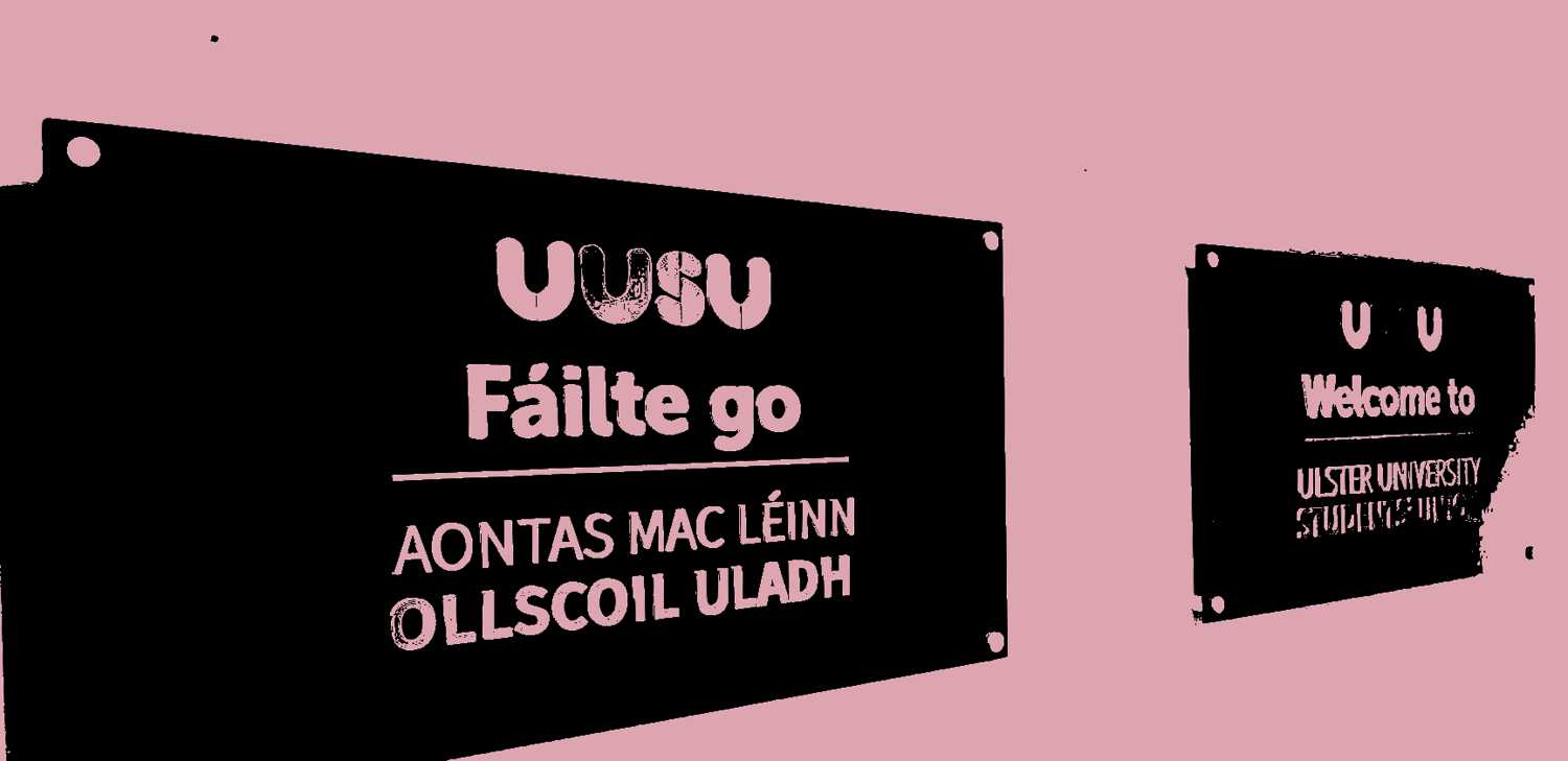 Comhartha dearfach ar an bhóthar fada - comharthaíocht dhátheangach bainte amach ar champas Ollscoil Uladh